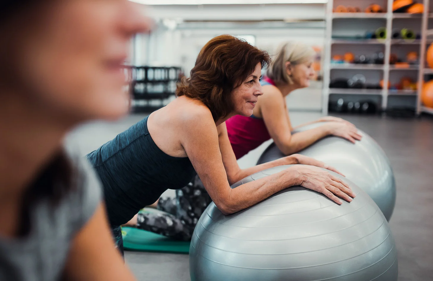 FMSS-femme-medicine-ball-exercice-salle-sport-moderne