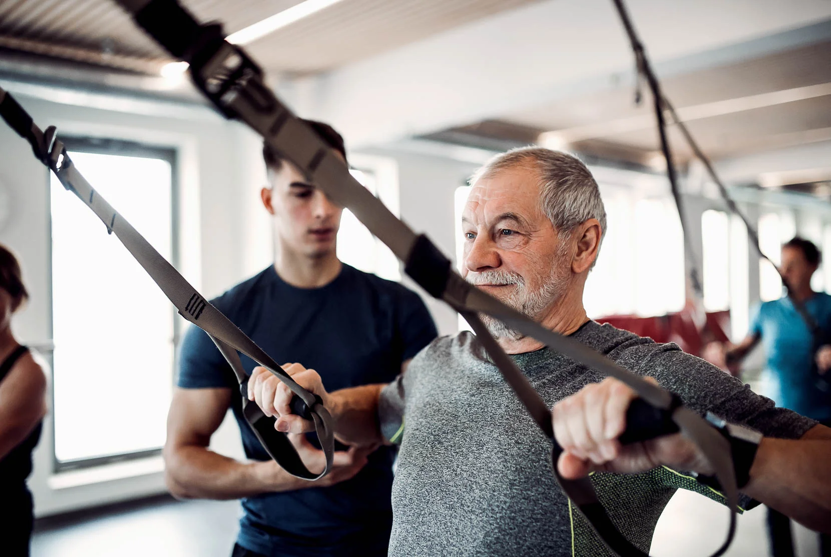 FMSS-groupe-adultes-elastique-exercice-salle-sport-sante